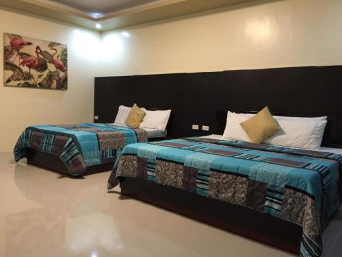 2 camas en una habitación con 2 camas sidx sidx sidx sidx sidx sidx en Hotel Casa Teofista en Panglao City