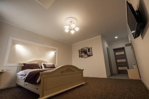 a bedroom with a bed and a television in it at Золота Гора in Starunya