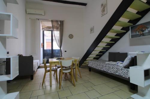 - un salon avec un lit, une table et des chaises dans l'établissement Casa Maria Carmela, à Naples