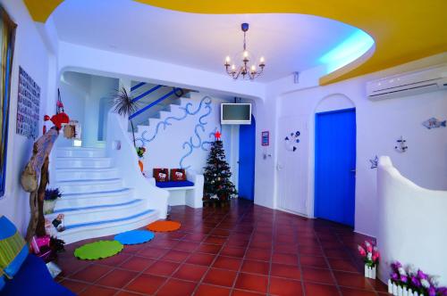 a living room with a christmas tree and stairs at 海灘戀情 Beach Love 近沙灘-國旅卡特約商店 陽台房 希臘地中海風格 in Eluan
