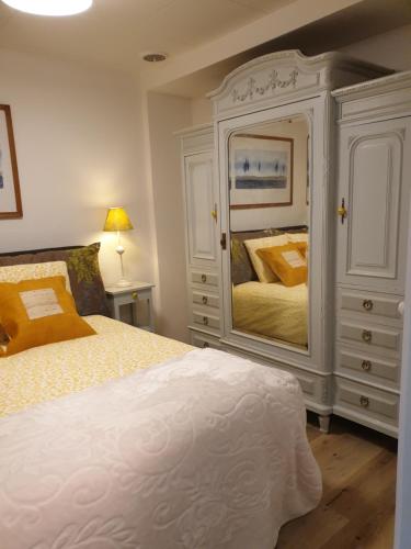 Postel nebo postele na pokoji v ubytování Les Hirondelles, appartement de vacances avec terrasse et coin grillades
