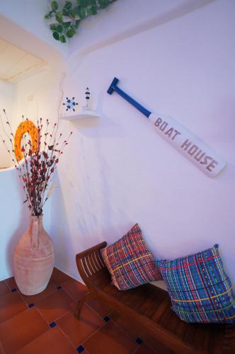 a room with a table and a baseball bat on the wall at 海灘戀情 Beach Love 近沙灘-國旅卡特約商店 陽台房 希臘地中海風格 in Eluan