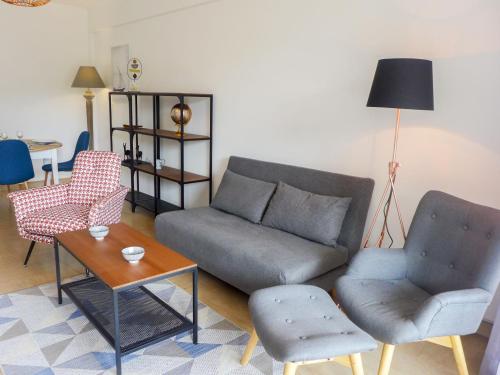 - un salon avec un canapé, des chaises et une table dans l'établissement Apartment Le Clos tranquille by Interhome, à Nice