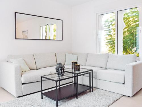 - un salon avec un canapé blanc et une table dans l'établissement Apartment Pueblo Arabesque-8 by Interhome, à Marbella