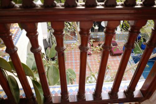 widok z drewnianych poręczy okna w obiekcie Riad 58 Blu w Marakeszu