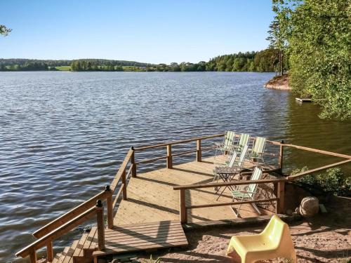 een steiger op een meer met stoelen erop bij Holiday Home Ahvenkallio by Interhome in Myrskylä