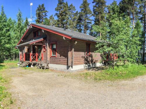 uma pequena cabana de madeira no meio de uma floresta em Holiday Home Villa salix by Interhome em Mäntyharju