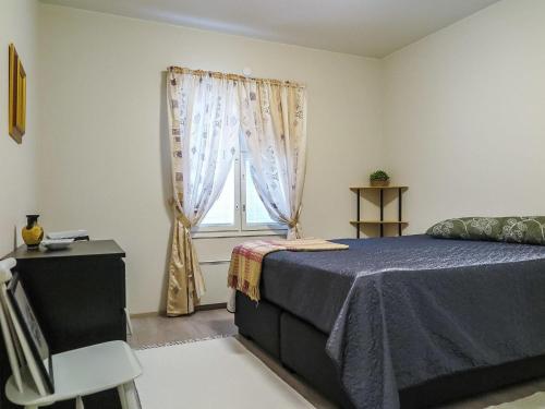 ein Schlafzimmer mit einem Bett und einem Fenster in der Unterkunft Holiday Home Itäkoski 2 by Interhome in Itäkoski