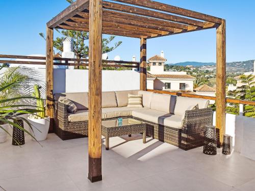 - un kiosque avec un canapé sur la terrasse dans l'établissement Apartment Pueblo Arabesque-8 by Interhome, à Marbella