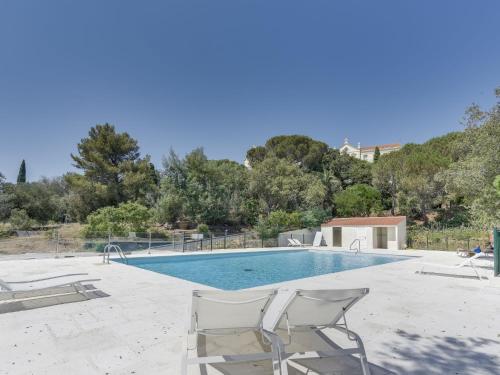 - une piscine avec 2 chaises longues à côté dans l'établissement Apartment Kensington by Interhome, à La Croix-Valmer