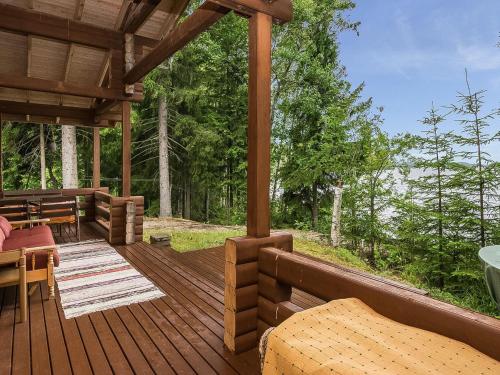 una terraza de madera con mesa y sillas. en Holiday Home Hirsiniemi by Interhome en Vuoriniemi