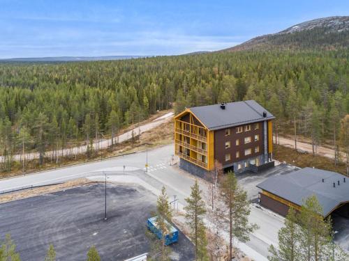 einen Blick über ein großes Gebäude im Wald in der Unterkunft Holiday Home Tunturinlaita d4 by Interhome in Sirkka