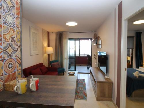- un salon avec un canapé et une table dans l'établissement Apartment Trinisol II Playa by Interhome, à Benidorm