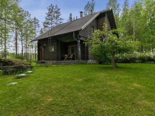 una pequeña casa de madera con un patio delante en Holiday Home Koivuniemen rouva by Interhome en Rahula