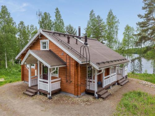 una pequeña casa de madera con techo en Holiday Home Paavolanniemi by Interhome en Kotalahti