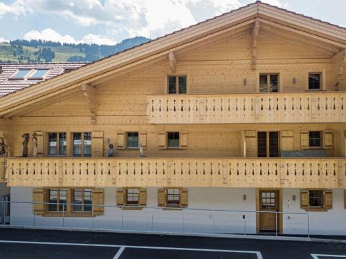 un edificio de madera con balcón en la parte superior. en Apartment Grace by Interhome, en Gstaad