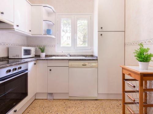 Kuchyň nebo kuchyňský kout v ubytování Holiday Home Villa Karoline by Interhome
