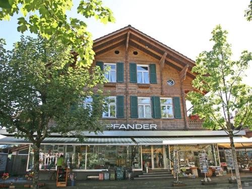 um edifício de madeira com uma loja em frente em Apartment Pfander by Interhome em Zweisimmen