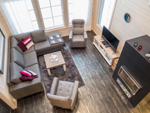 - un salon avec un canapé et une télévision dans l'établissement Holiday Home Rölli 2 by Interhome, à Äkäslompolo