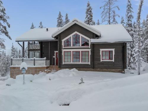 une maison dans la neige avec de la neige dans l'établissement Holiday Home Rölli 2 by Interhome, à Äkäslompolo