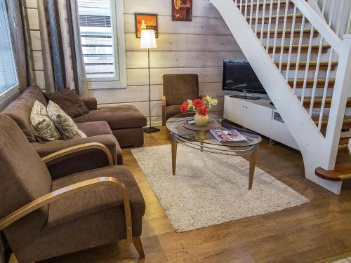 ein Wohnzimmer mit einem Sofa und einem Tisch in der Unterkunft Holiday Home Lepolinna b by Interhome in Tahkovuori