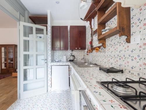Η κουζίνα ή μικρή κουζίνα στο Apartment Marco Aurelio by Interhome