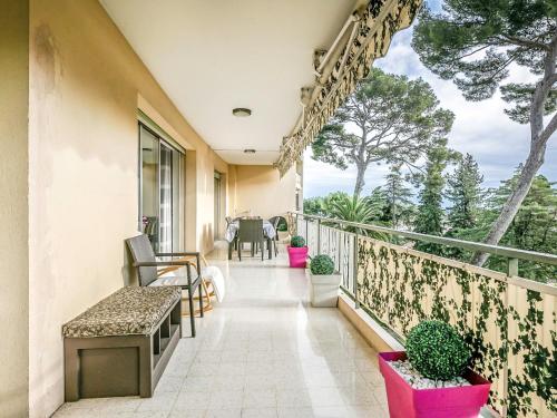 balkon ze stołem, krzesłami i roślinami w obiekcie Apartment Les Pins D'Alep by Interhome w mieście Le Cannet