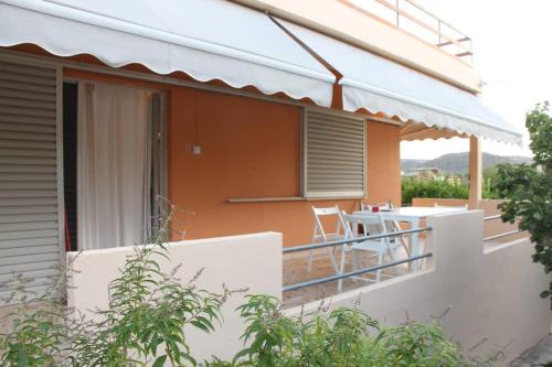 - un balcon d'une maison avec une table et des chaises dans l'établissement Vravrona Sea View Country House near Athens, à Vravrona