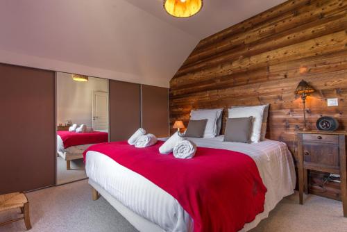 Säng eller sängar i ett rum på Sous le soleil de Lanfon - Maison au Calme avec jardin clos, LLA Selections by Location Lac Annecy