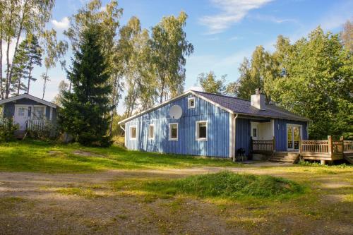 a blue house with a yard at Haus Fegensee in Kalv