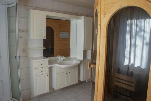 y baño con lavabo y espejo. en Haus Fegensee, en Kalv