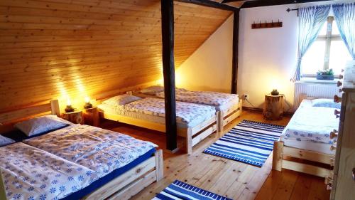 1 Schlafzimmer mit 2 Betten in einem Holzzimmer in der Unterkunft Chata U Zmrzlyho in Vrchlabí