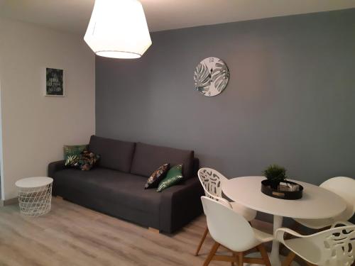 un salon avec un canapé et une table dans l'établissement Jungle, à Metz