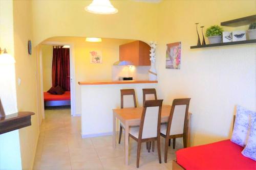 Kuchyňa alebo kuchynka v ubytovaní Zorbas Beach Village Hotel