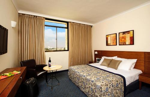 Postel nebo postele na pokoji v ubytování Caesar Premier Jerusalem Hotel