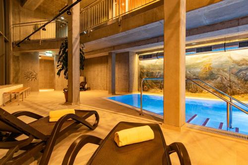 uma grande piscina interior num edifício em Hotel am Fischerstrand em Bansin