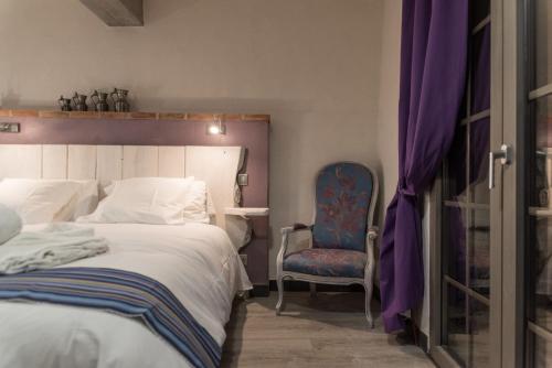Katil atau katil-katil dalam bilik di LE MAS DES COLOMBES Chambres d'hôtes B&B & SPA