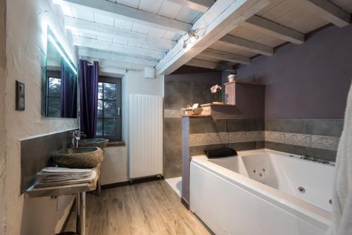 Koupelna v ubytování LE MAS DES COLOMBES Chambres d'hôtes B&B & SPA