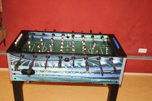 einen Tisch mit einem Fußballspiel darauf in der Unterkunft FeWo am Schlossberg in Neusitz