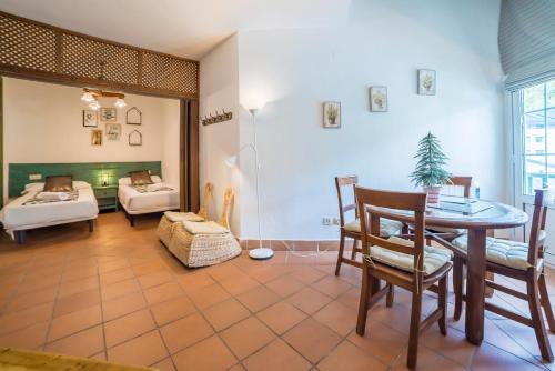 ein Wohnzimmer mit Tisch und Couch in der Unterkunft Bed and Snow Family Apartments in Sierra Nevada