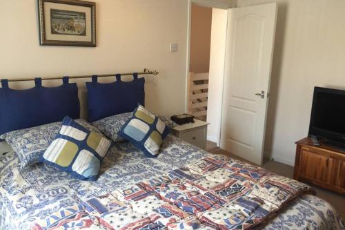 Кровать или кровати в номере Foreman's Cottage
