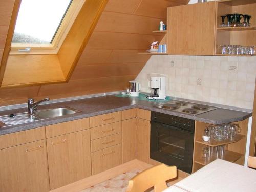 uma pequena cozinha com um lavatório e um fogão em Haus Anna em Sendelbach
