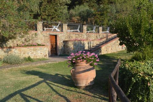 a large planter with flowers in it in a yard at Nido d'Aquila in Collodi