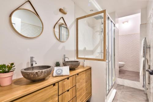 une salle de bain avec deux lavabos et un miroir dans l'établissement NEW Loft Apartment in the Heart of Paris - An Ecoloflat, à Paris