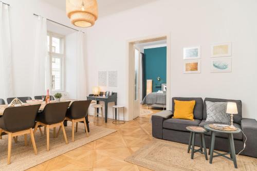 un soggiorno con divano e tavolo di Luxury Suites Mariahilf a Vienna