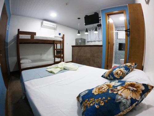 um quarto com uma cama e um beliche em Casa da Ilha em Abraão