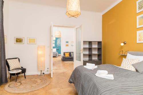una camera con letto e un soggiorno di Luxury Suites Mariahilf a Vienna