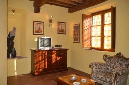 a living room with a tv and a couch at Nido d'Aquila in Collodi