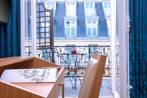 skrzynka z rysunkiem konia na balkonie w obiekcie Hôtel Alfred Sommier w Paryżu