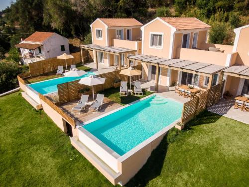 Pogled na bazen u objektu Reiki Villas ili u blizini